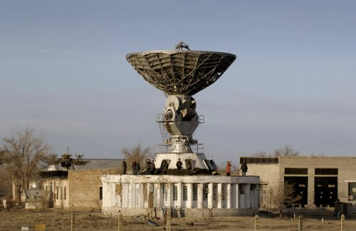 Parabolic_antenna_at_Baikonur,_Kazakhstan.jpg