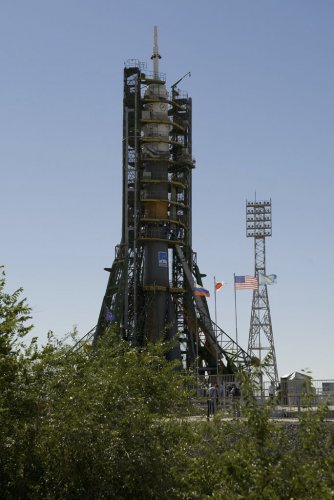 Soyuz_TMA-05M_spacecraft_with_flags_at_the_launch_pad_at_the_Baikonur_Cosmodrome.jpg
