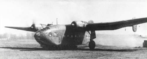 Un Arado 232 A, vraisemblablement le A-06 L5+BR, à Eger, en mai 1944.jpg