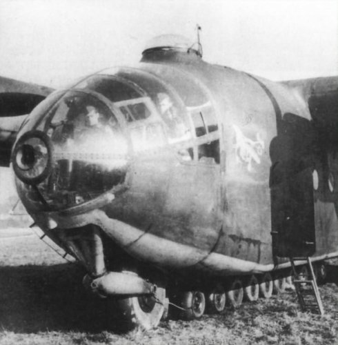 Gros plan sur le nez de l'Arado 232 A-06 à Eger, pendant l'été de 1944.jpg