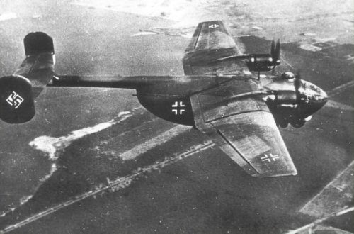 L'un des premiers Arado 232 A en vol.jpg
