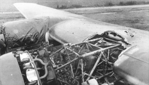 Le moteur intérieur droit de l'Arado B-01 après son incendie survenu en vol le 30 juillet 1943.jpg
