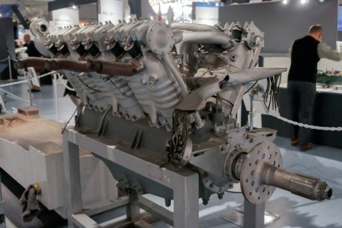 Lorraine_400hp_aircraft_engine_front-right_2010_The_Sky_and_Space.jpg