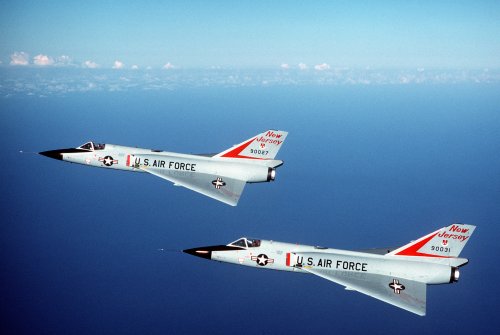 F-106As_New_Jersey_ANG_in_flight_1984-3.jpg
