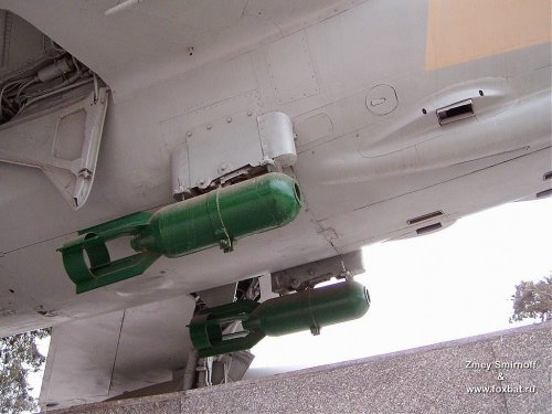 MiG-17 bomb racks.jpg