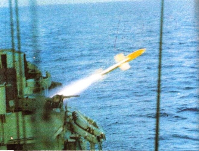 Luz fired from a destroyer during sea trials (1962).jpg