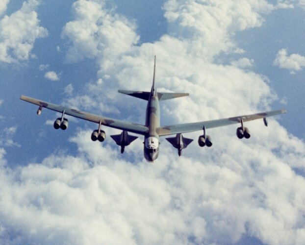 B-52 carrying 2x D-21.jpg