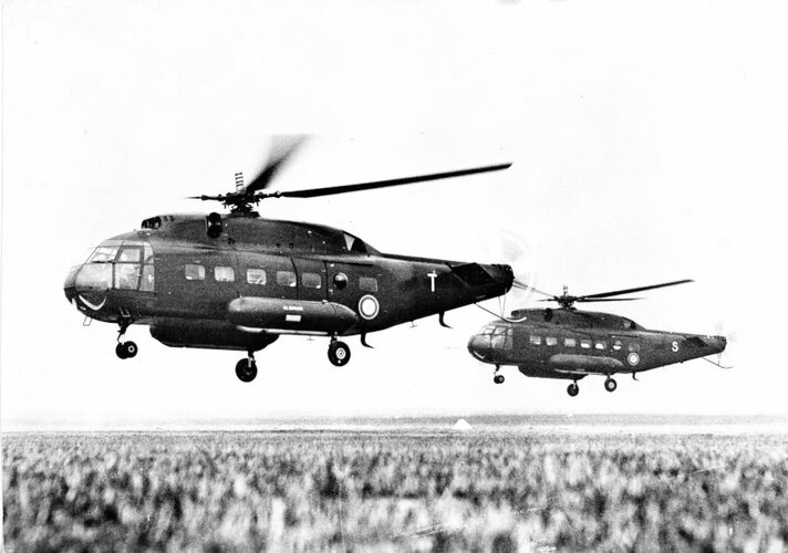 Les 2 Frelon en stationnaire - 30 octobre 1959 (PhR).jpg