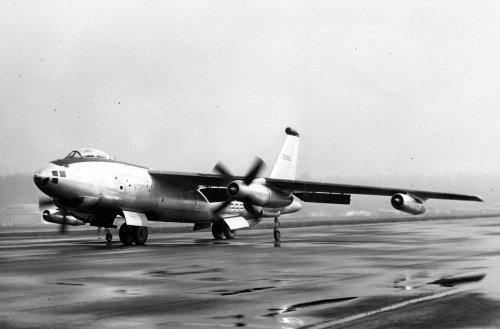 Boeing_XB-47D_on_runway.jpg
