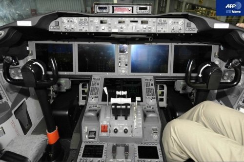 787 cockpit.jpg