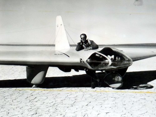 Northrop MX-334 flying wing glider with test pilot Harry Crosby, 1944.jpg