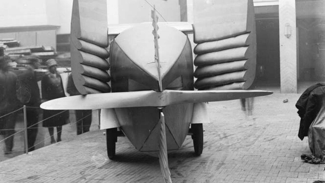 Rear_view_of_English_invention_to_be_used_as_car__boat_and_plane._Seen_are_tale_fin__rudder_and_propeller._Two_wings_could_fold_back._Another_propeller_at_the_front._27_Feb_1928.jpg