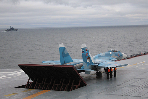 Sukhoi_Su-33_on_Admiral_Kuznetsov-2.jpg