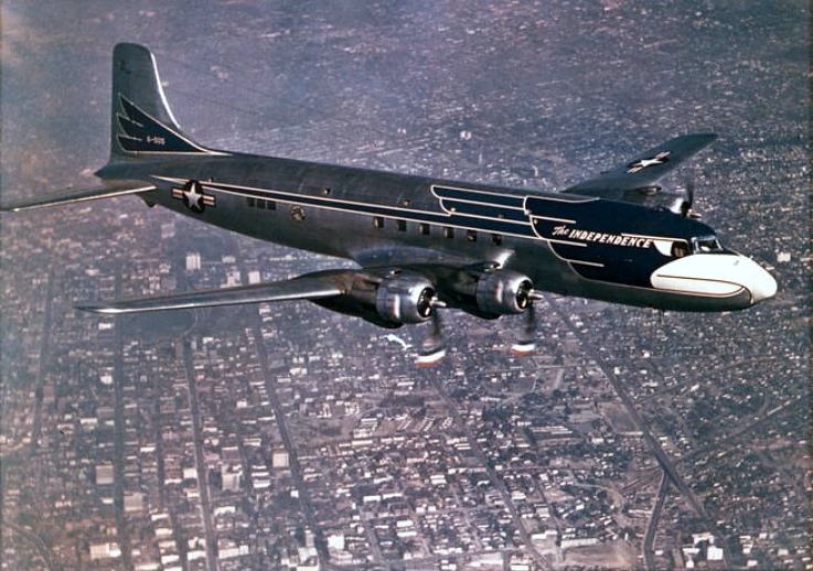 Douglas_VC-118_Independence_in_flight_c1947.jpg