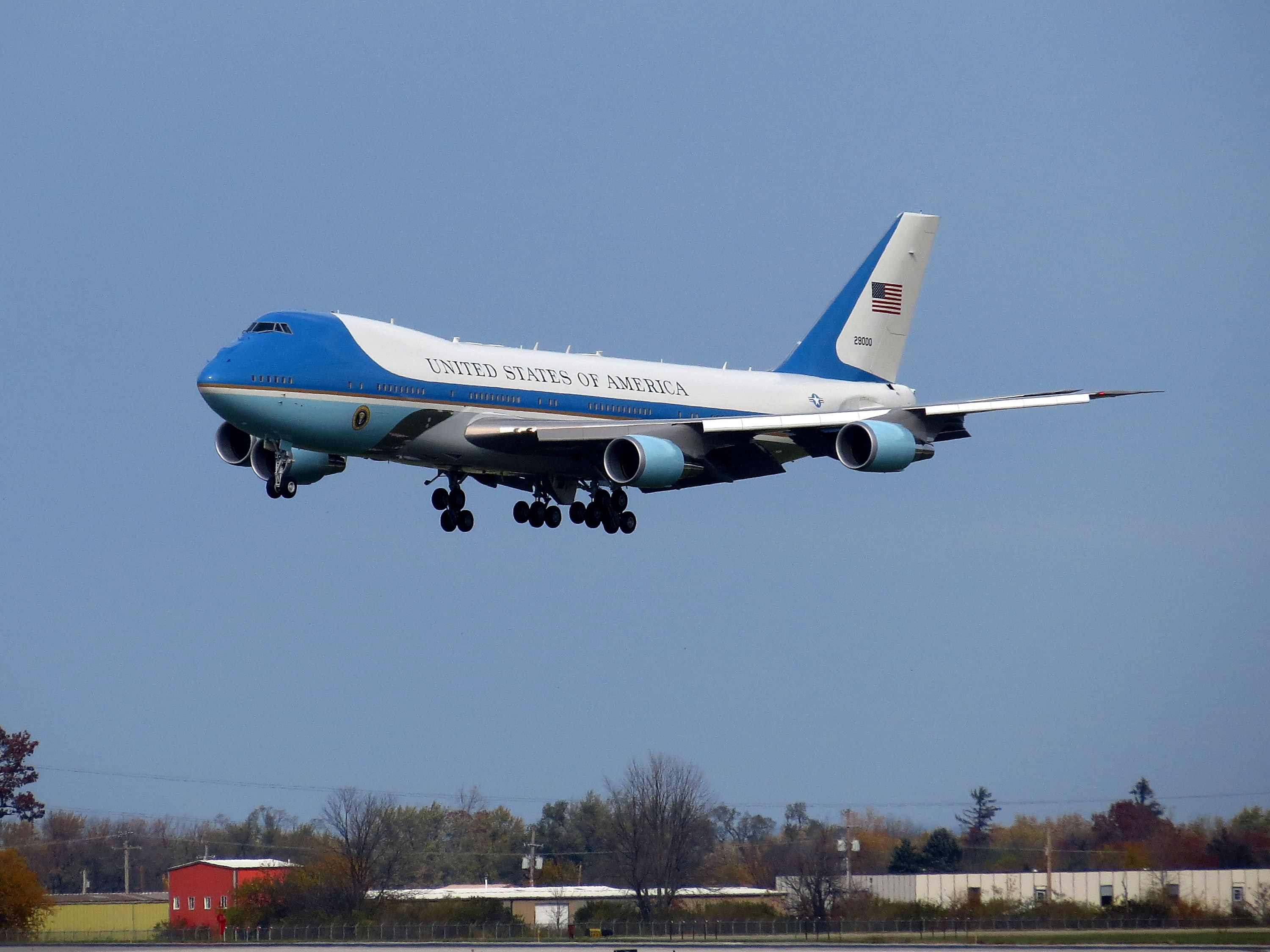 United_States_Air_Force_Boeing_VC-25_%2892-9000%29_landing_at_Dayton_International_Airport_%281%29.jpg