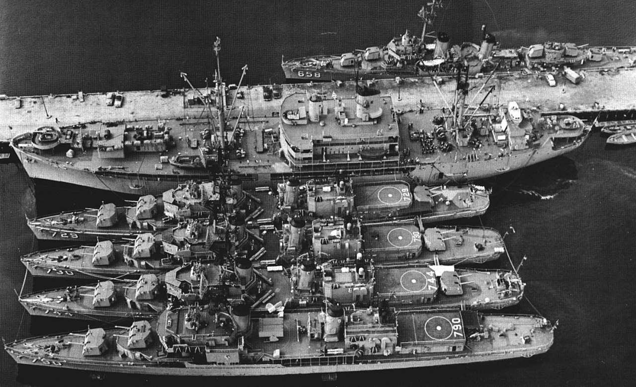 1280px-USS_Bryce_Canyon_%28AD-36%29_with_destroyers_at_Terminal_Island_c1962.jpg