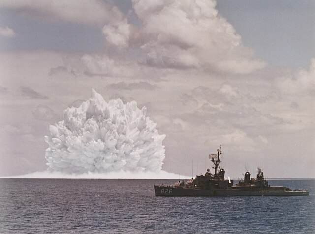 640px-Nuclear_depth_charge_explodes_near_USS_Agerholm_%28DD-826%29_on_11_May_1962.jpg