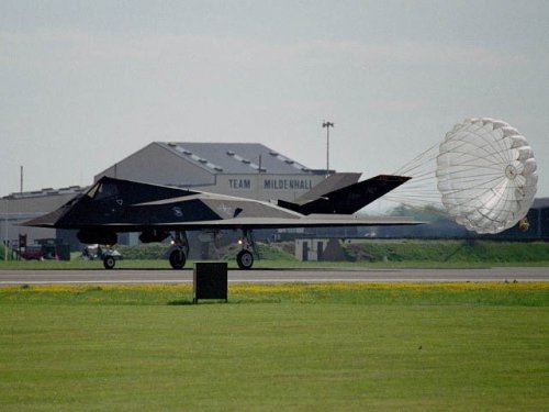 3-4-2002-9-6-f-117_nighthawk_dragchute.jpg