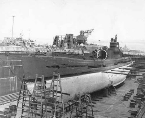 I-400 in dry-dock at Pearl Harbor after World War 2.jpg
