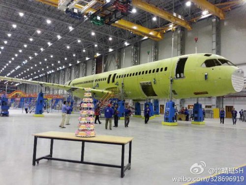 COMAC C919 fuselange wing mating - 30.11.14 - 7.jpg