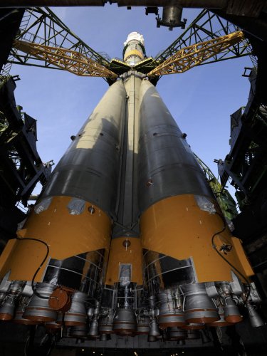 Soyuz_TMA-13_erected_at_Baikonur_Cosmodrome_launch_pad.jpg