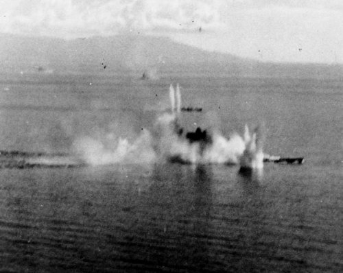 Musashi_under_attack_in_Sibuyan_Sea.jpg
