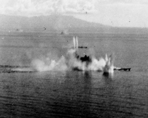 Musashi_under_attack_in_Sibuyan_Sea.jpg