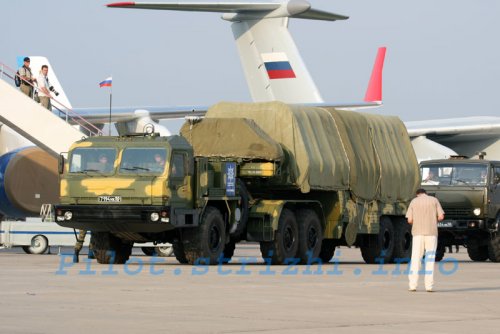 S-400 launcher_MAKS 2007.jpg