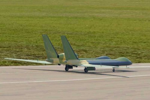 PLAAF UAV BAMS-like Divine Eagle - 13.7.15 taxi test 2 mod.jpg
