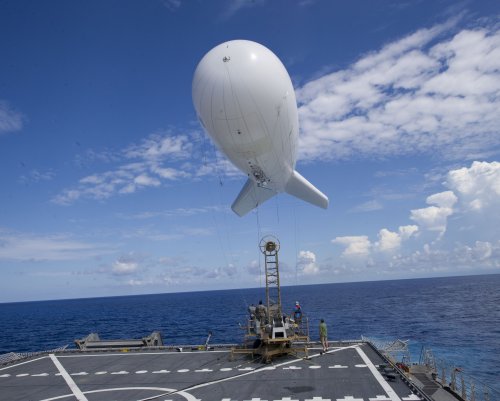 USNS_Spearhead_(JHSV-1)_launches_aerostat_in_June_2014.JPG