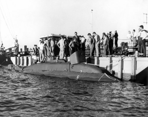 X-1submarineatdocks.jpg