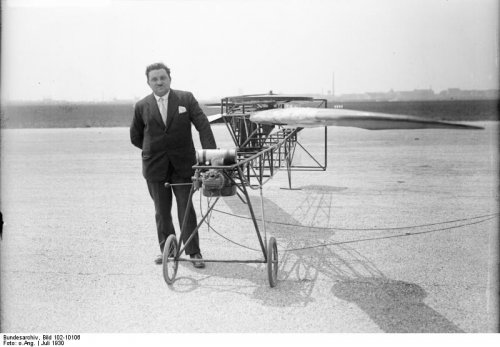 Bundesarchiv_Bild_102-10106,_Engelbert_Zaschka_mit_Modell_des_Kreisel-Flugzeugs.jpg