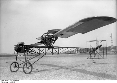 Bundesarchiv_Bild_102-10105,_Berlin-Tempelhof,_Modell_eines_Kreisel-Flugzeuges.jpg
