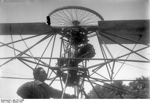 Bundesarchiv_Bild_102-12440,_Rotationsflugzeug_beim_Senkrechtstart.jpg