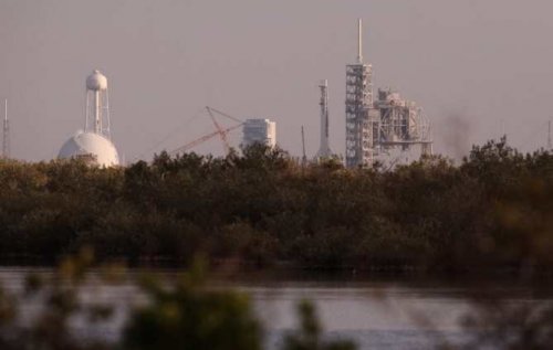 Spacex Erector At Pad 39A.jpg