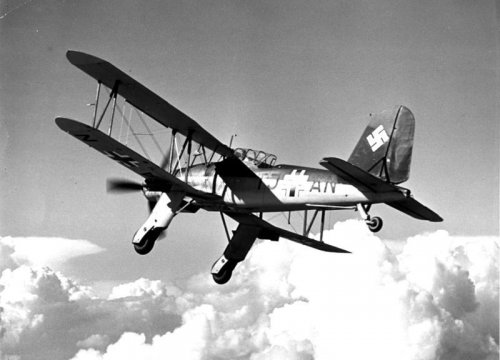 Bundesarchiv_Bild_146-1977-110-06,_Flugzeug_Fieseler_Fi_167-1.jpeg