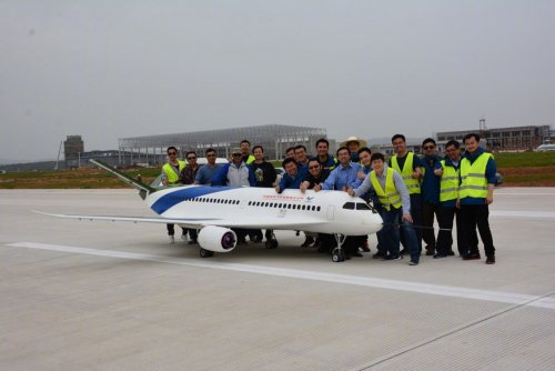2017-04-23-COMAC-fait-voler-le-prototype-Lingque-B-à-fuselage-intégré-01.jpg