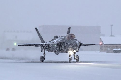 20171127_F35+Icy+Runway2_1053x702.jpg