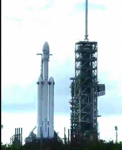 Falcon Heavy At Pad 39.jpg