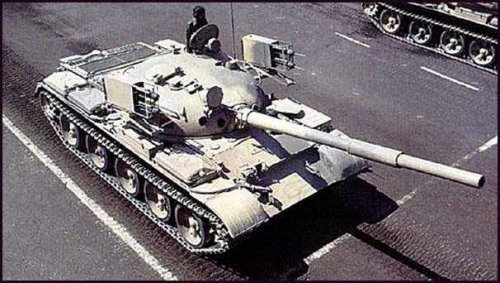 Egypt T-62 with Sakr smoke rockets.jpg