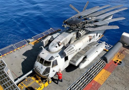 CH-53E_foldedBlades.jpg