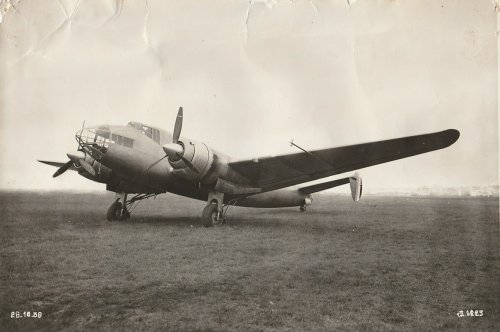 1280px-Avion_profil_01_01.jpg