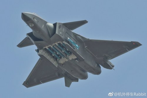 2 of 4 J-20s opened weapon bays while performing display over the sky of Zhuhai 1.jpg