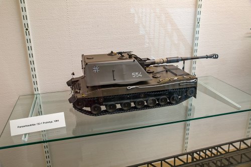 Model of the SP-70 in the 1984 prototype B version (German Bundeswehr pattern).jpg