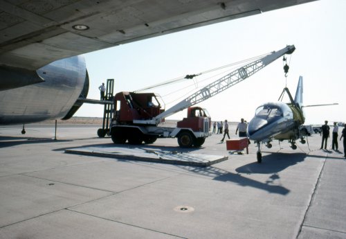 zSuper Guppy N422AJ Loading Gulfstream American Peregrine N600GA Jun-1981 - 3.jpg