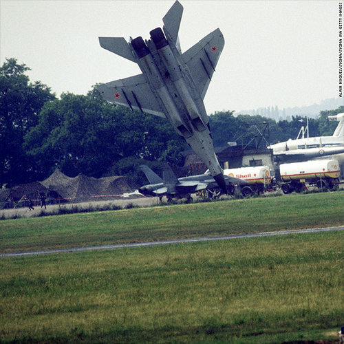 170517050728-1989-paris-air-show-russian-mig-crash-640x640.jpg