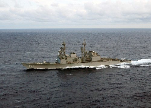 1024px-USS_Spruance_(DD-963)_underway_in_the_Atlantic_Ocean_on_11_June_2004_(6655386).jpg