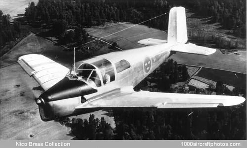 Sweden Saab 201 prototype Safir w wings of Tunnan 1947.jpg