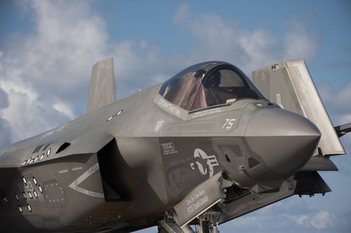 Navy_pilot_taxis_in_an_F-35C_Lightning_II_carrier_variant,_on_the_flight_deck_of_the_USS_Georg...jpg