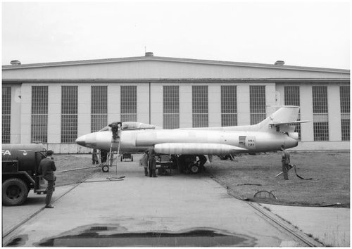 Erdkampfflugzeug P-16 vor dem FFA-Hangar, Messungen an der Nasenklappe.jpg